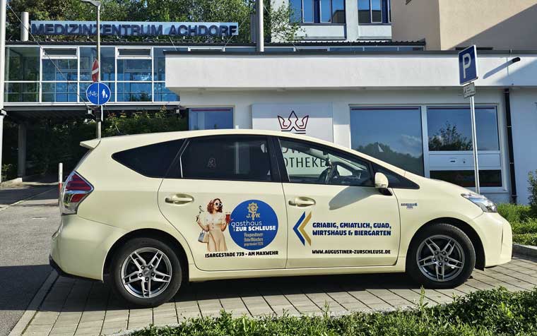 Taxi wartet vor einem Gesundheitszentrum in Landshut